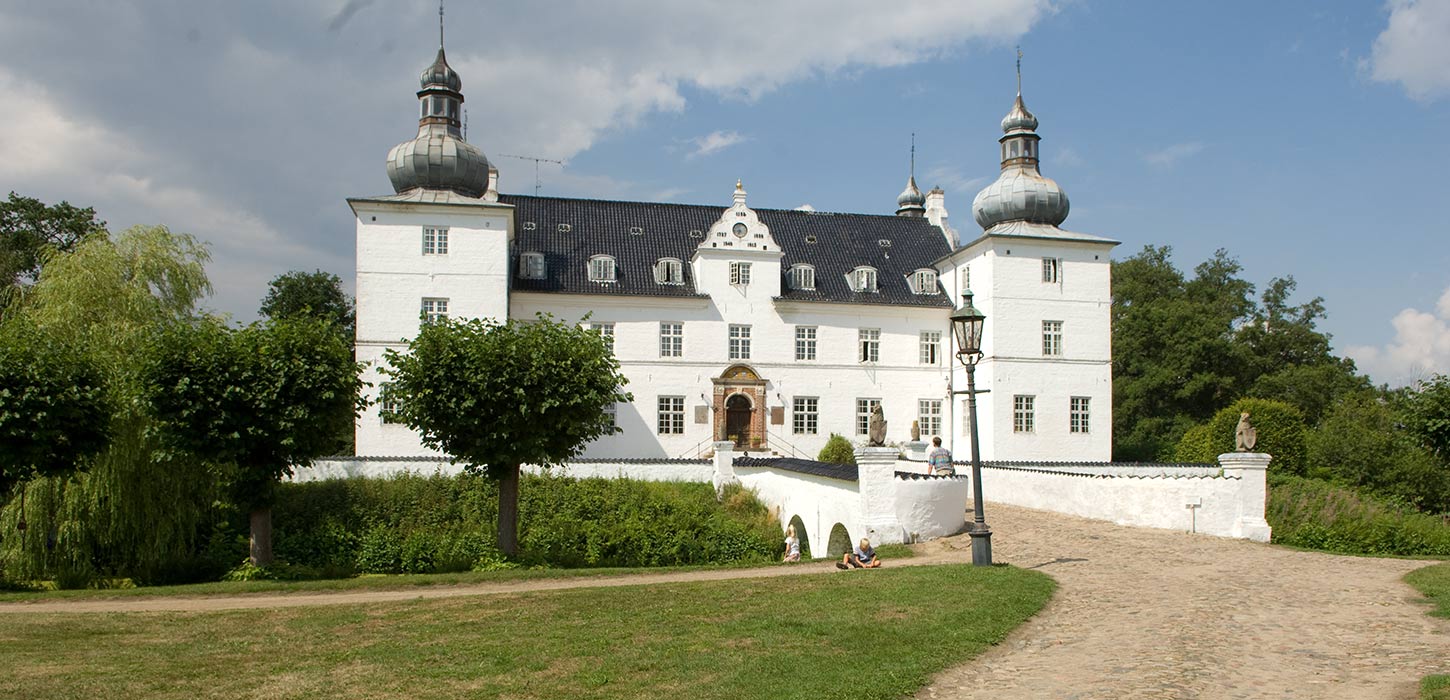 Schloss Engelsholm am Wassergraben an einem Sommertag
