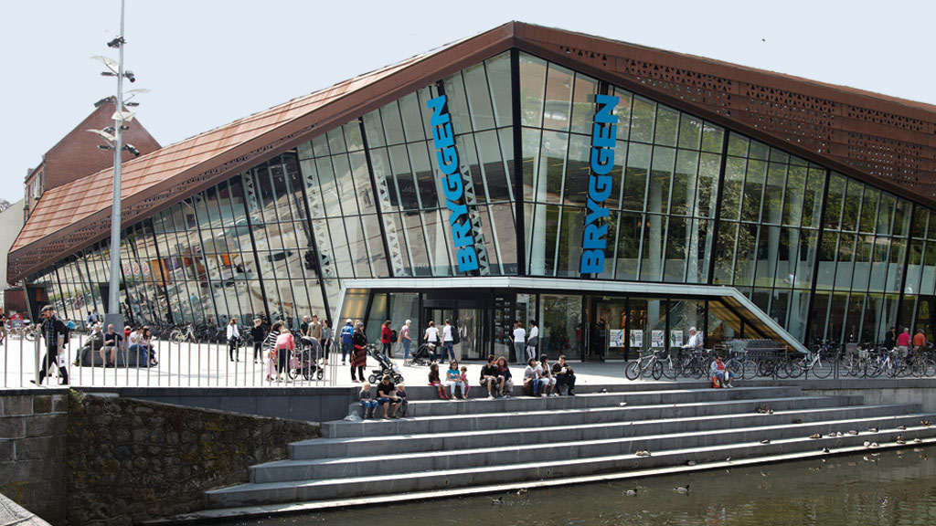 Bryggen udefra på trappen en sommerdag
