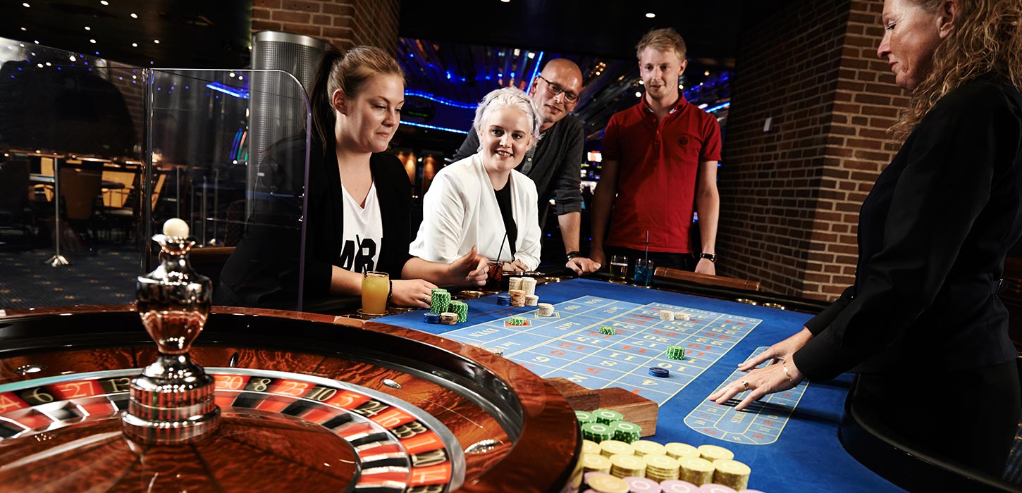 Gæster spiller roulette på Casino Munkebjerg
