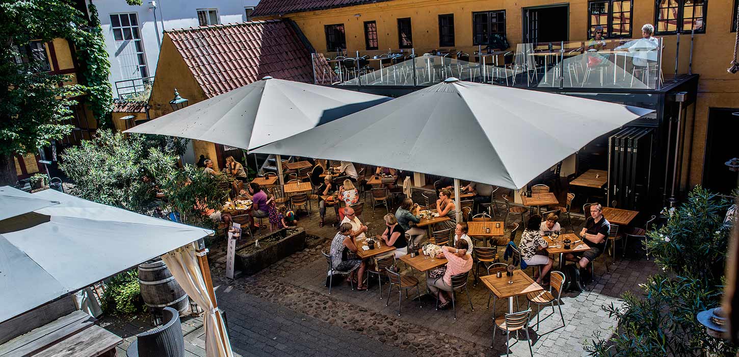 Conrads Café set fra oven i Den Smidtske Gård