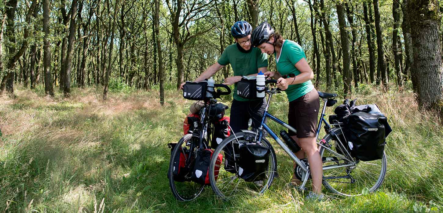 To cyklister holder pause på Hærvejen