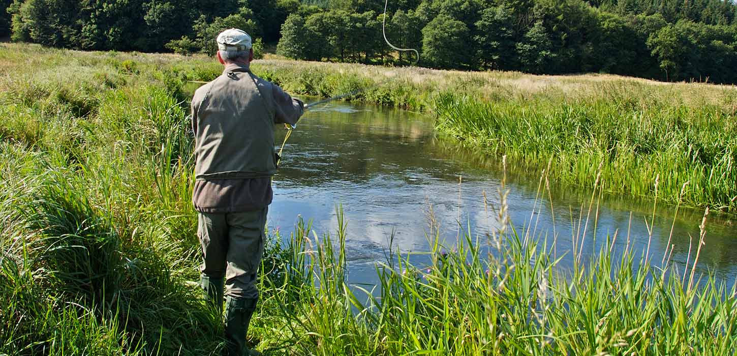Lystfisker på fisketur ved Vejle Å