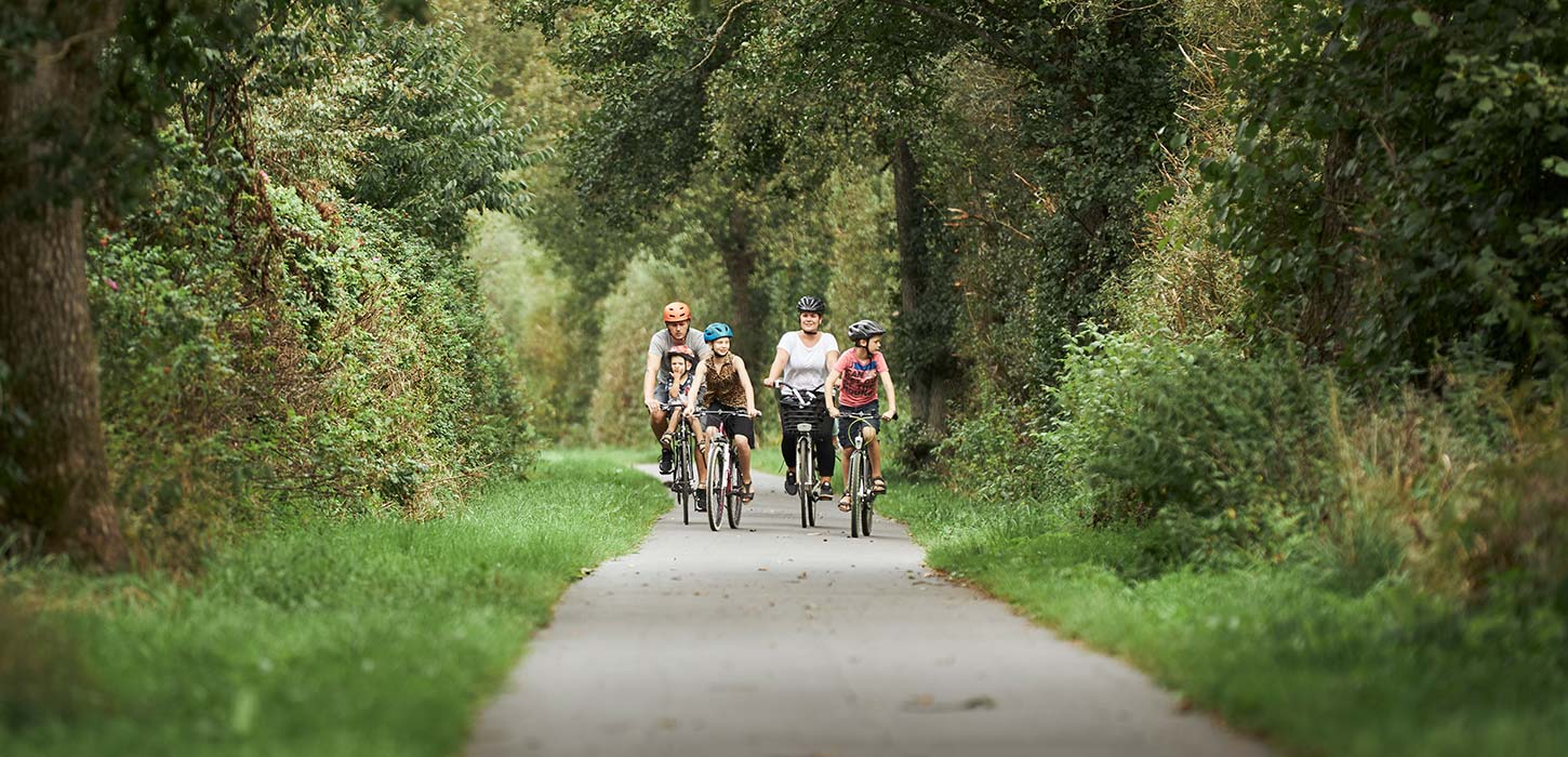 A family cycles along Bindeballestien near Vingsted
