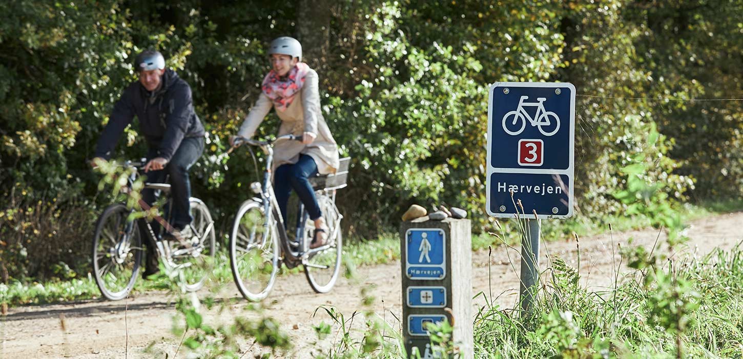 To cyklende på Hærvejen tæt ved Gudenåens Udspring