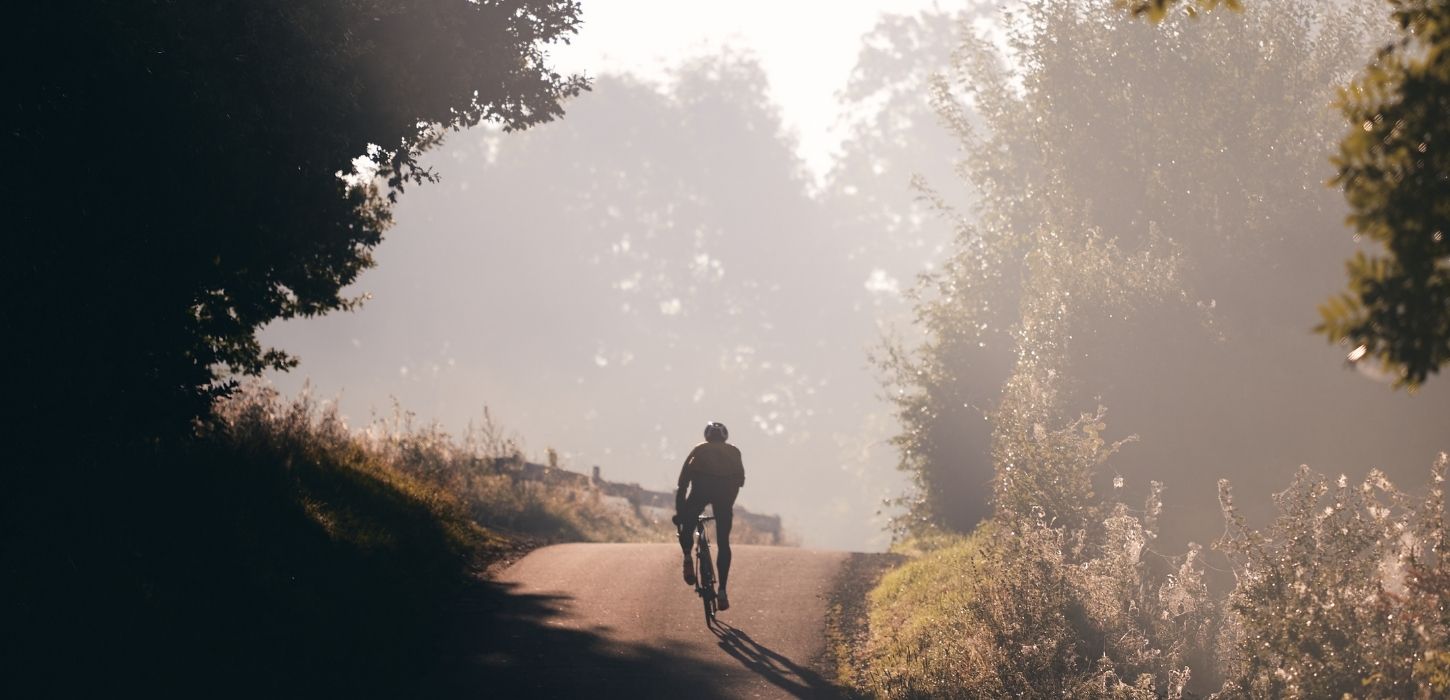 Rennradfahren an einem nebligen, sonnigen Tag in Jerlev