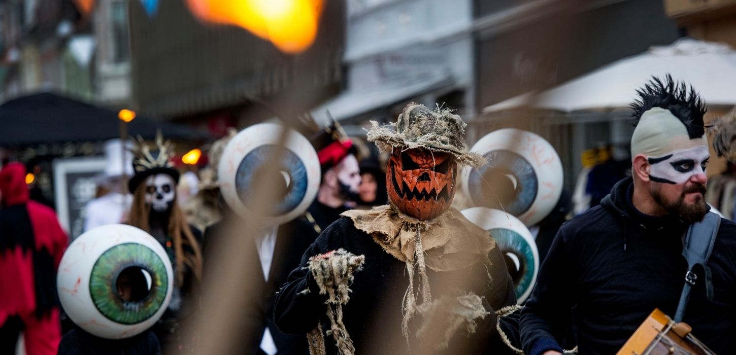 Halloween-Parade in der Fußgängerzone von Vejle
