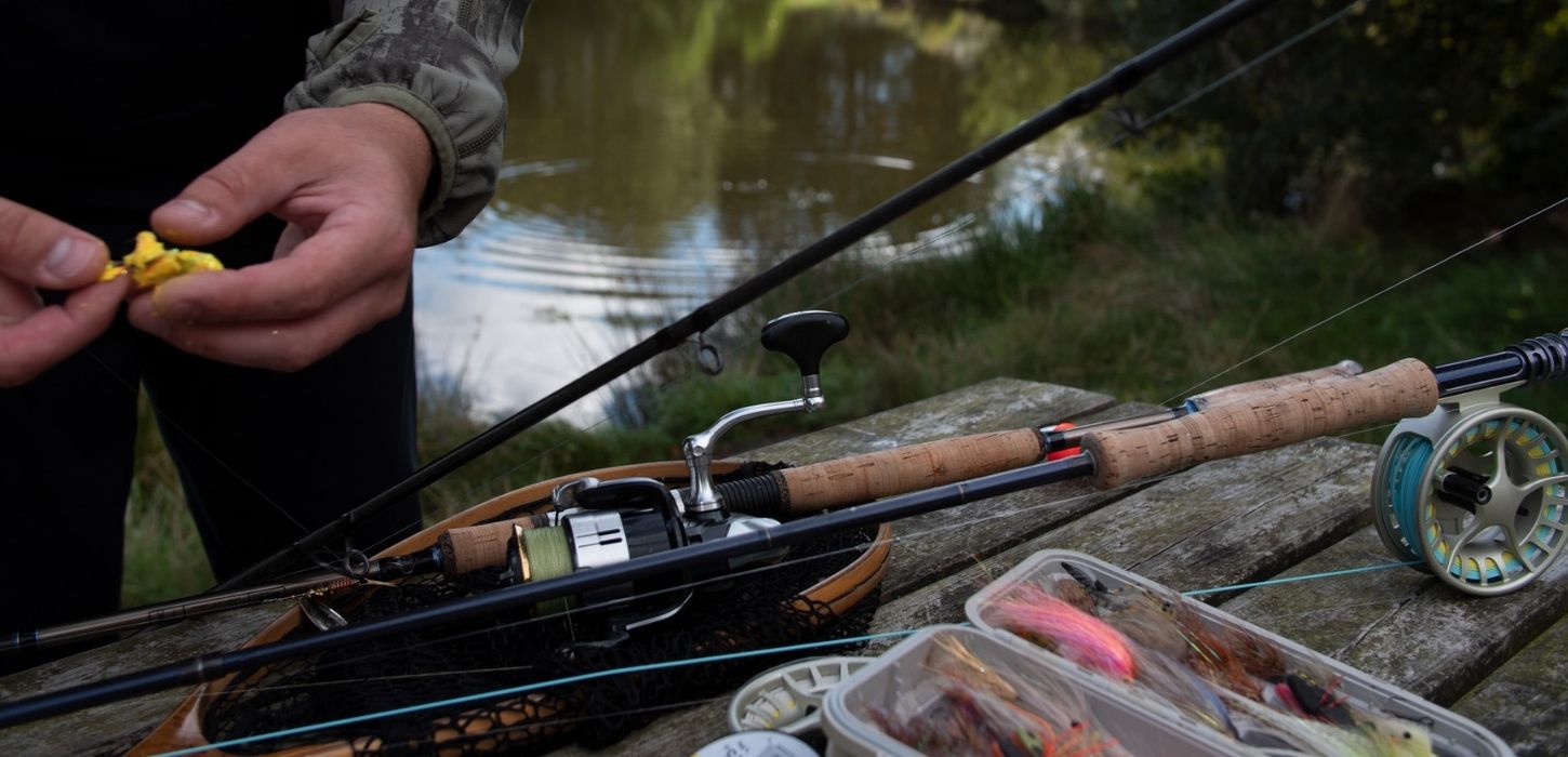 Med fiskestang og madding ved fiskesø