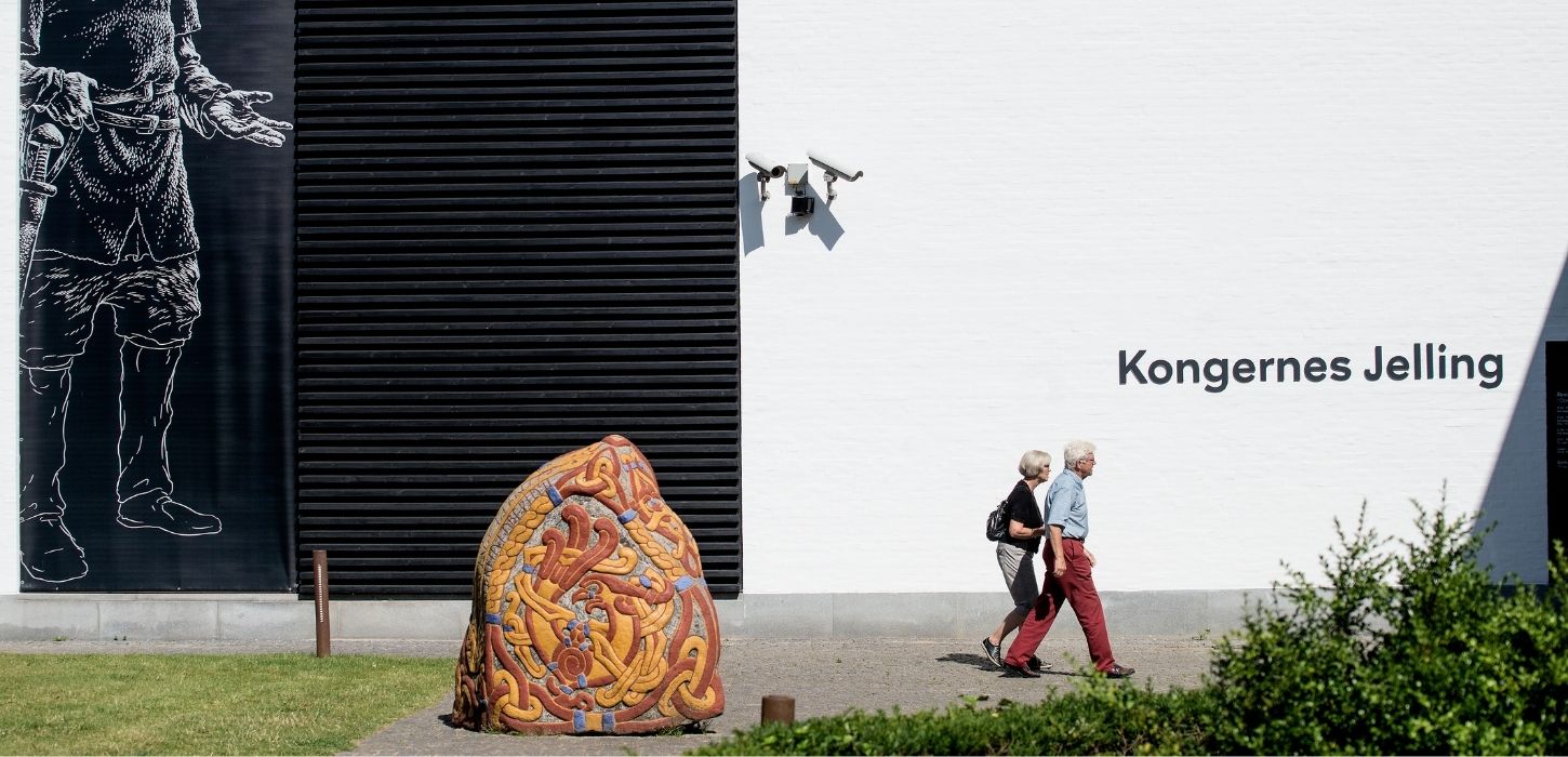 Zwei Personen auf dem Weg zur Ausstellung im Erlebniszentrum Kongernes Jelling