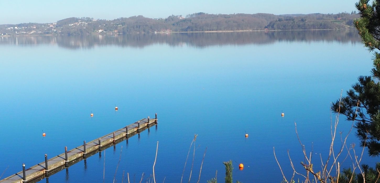 Andkær Vig med badebro over vandet
