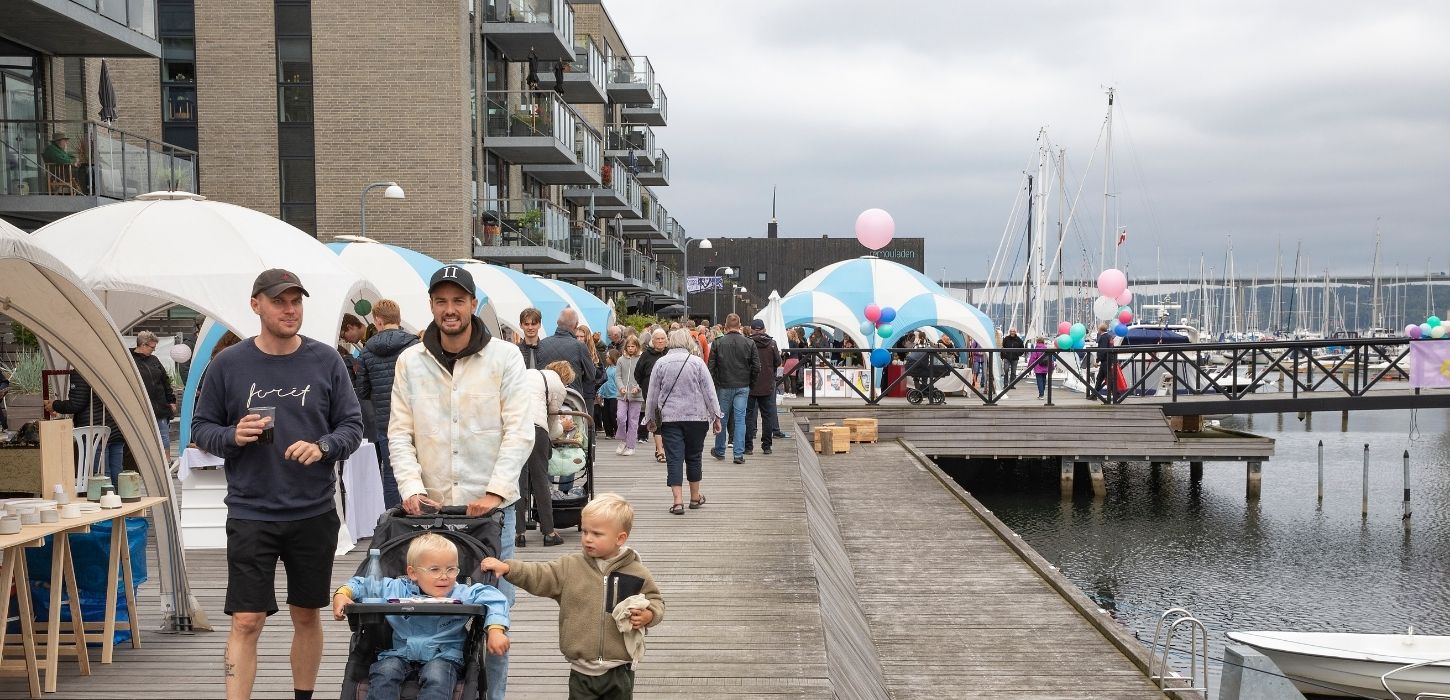 Family at the harbor promenade for the Vejle Fjord Festival