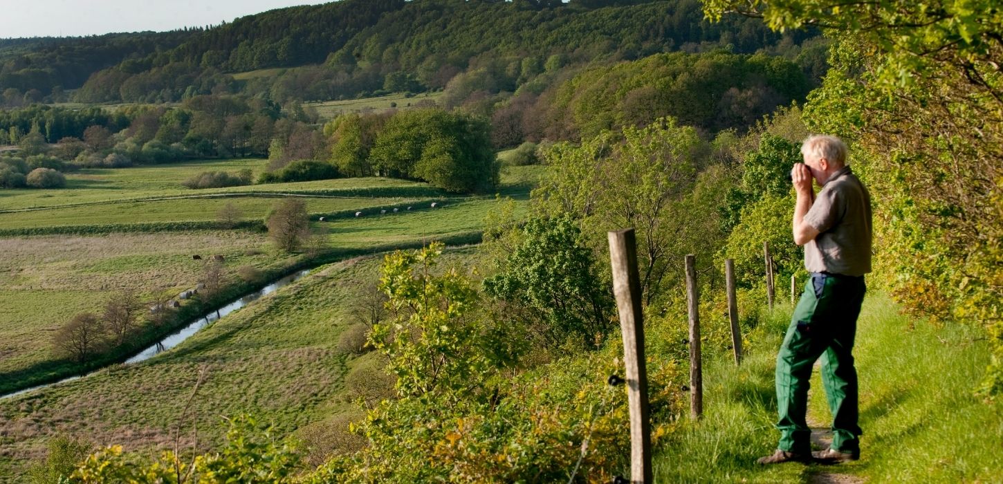 Mand ved Runkenbjerg med kikkert