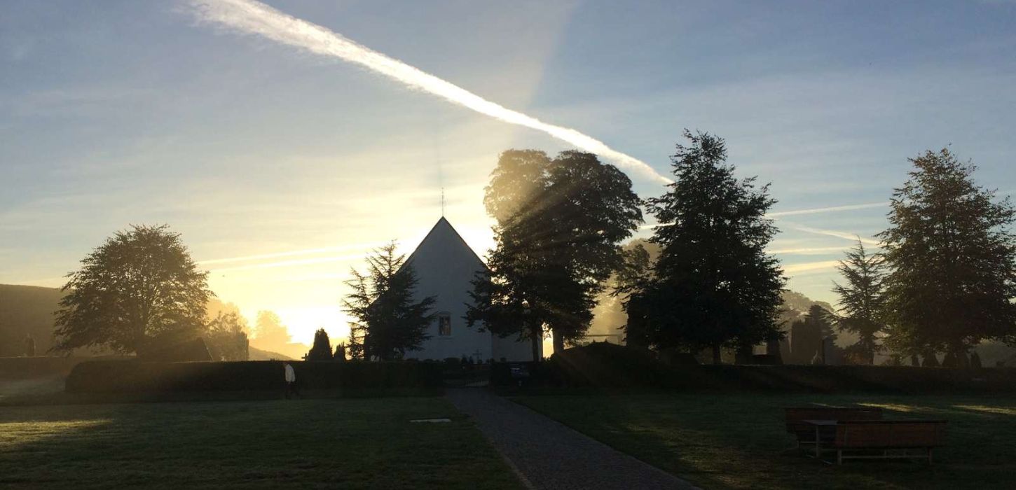 Jelling Kirke i morgensolen