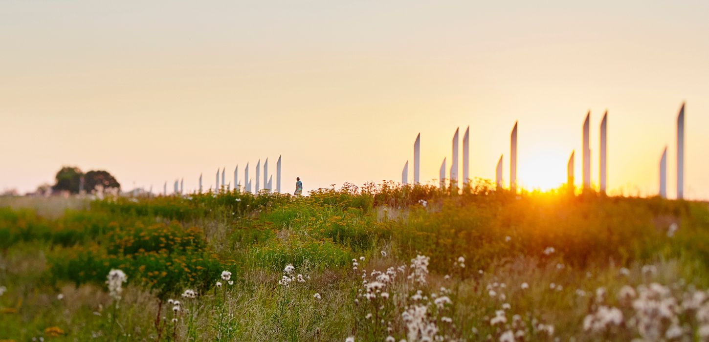 Jelling-Denkmalbereich mit den Palisaden bei Sonnenuntergang