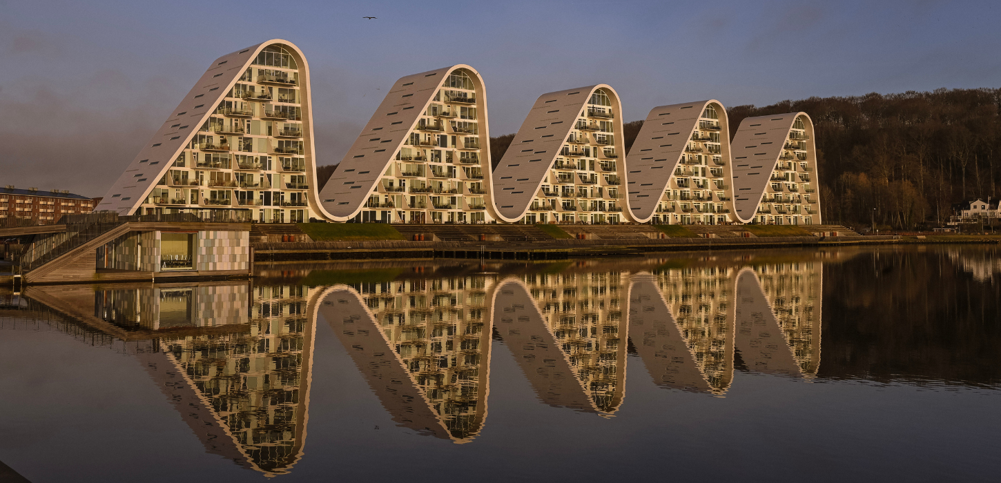 Spejlbillede af Bølgen i vandet ved havnefronten i Vejle