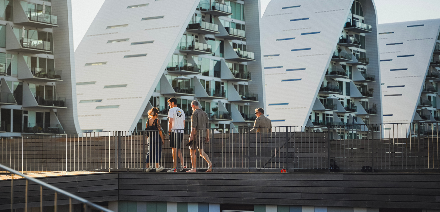 Freunde bei einem Spaziergang auf der Kajakinsel (Kajakøen) an der Welle (Bølgen)