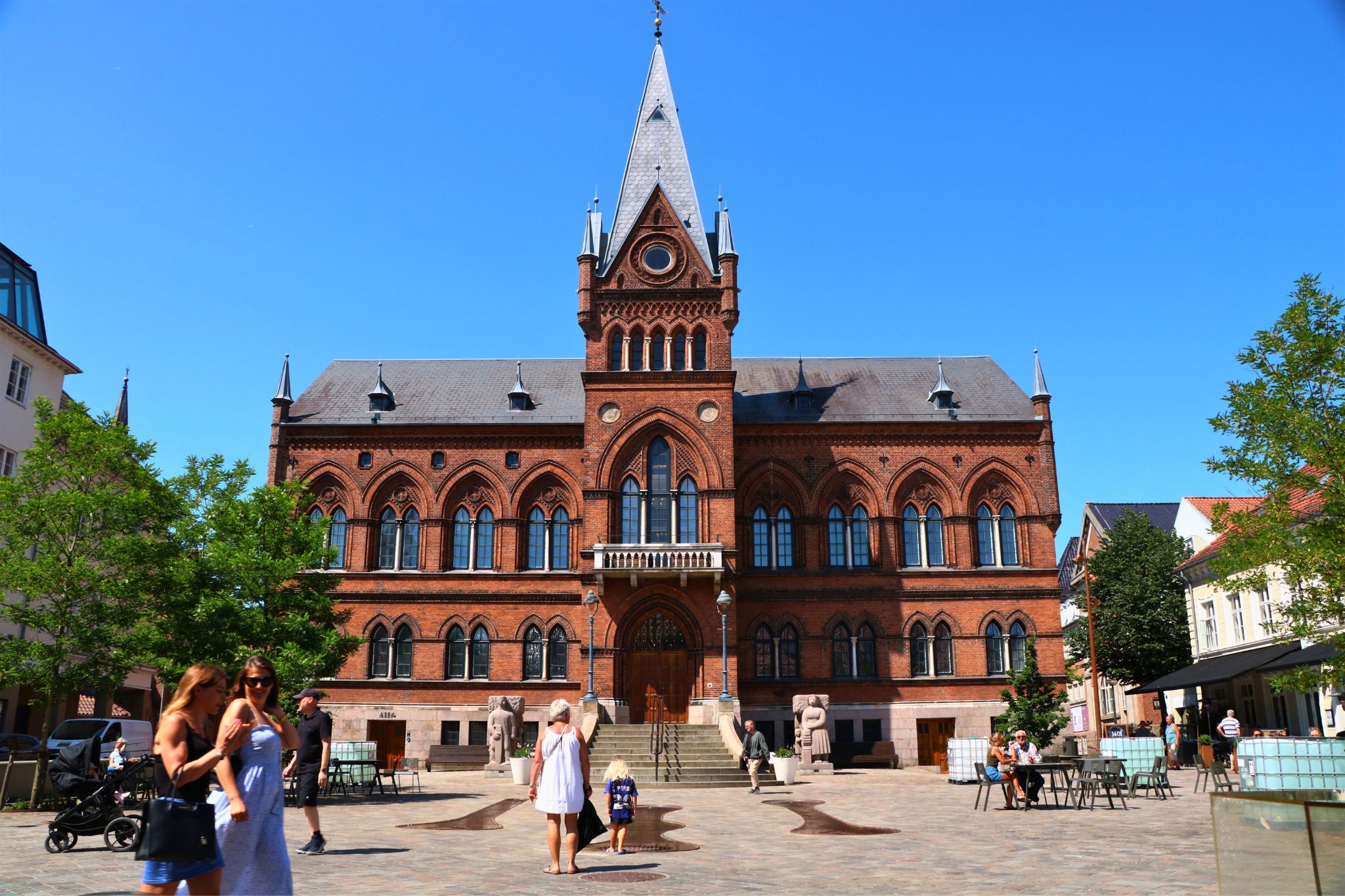 Vejle Rathaus und Rathausplatz im Sommer