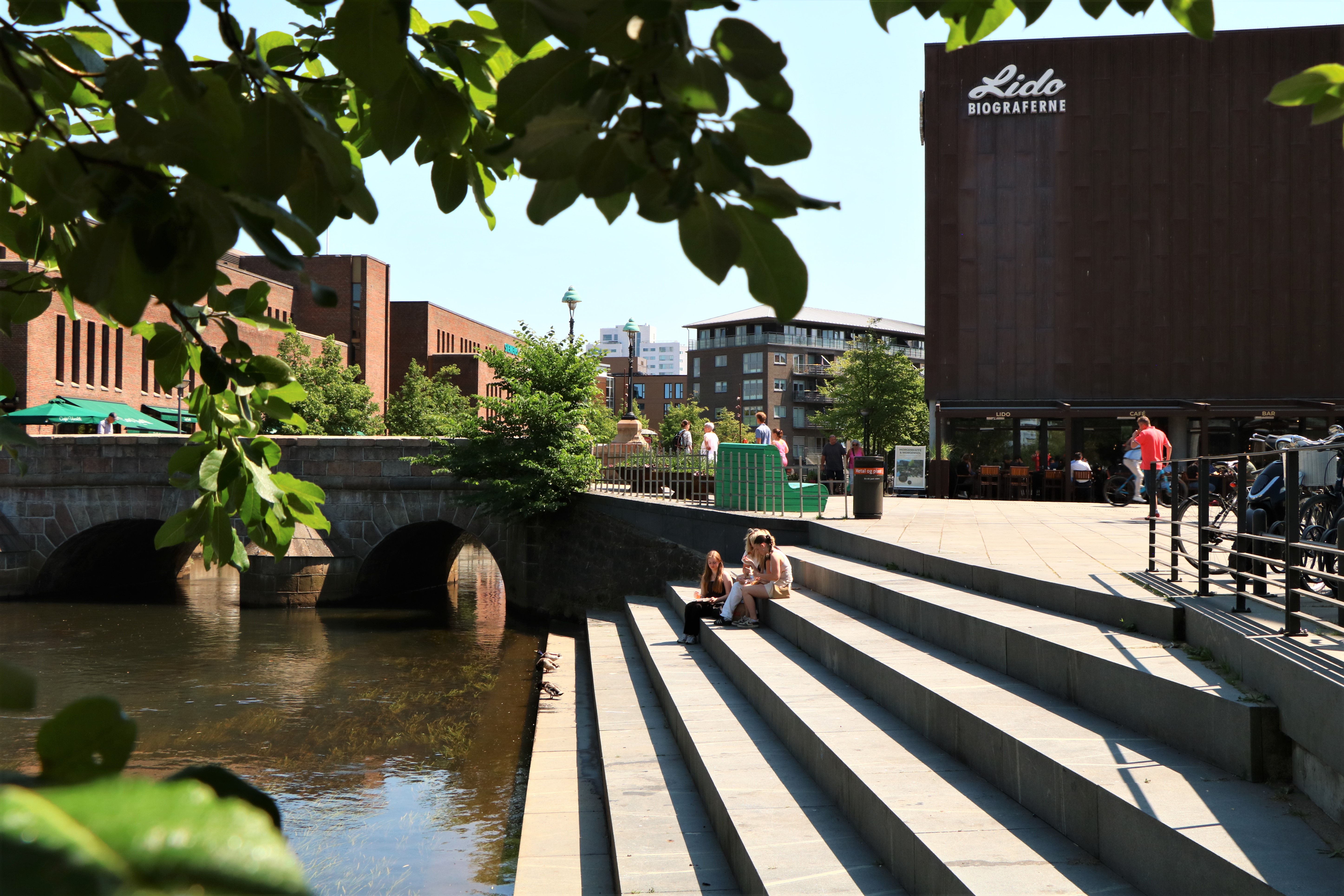Søndertorvet i Vejle Gågade på trapperne foran Lido Biograferne