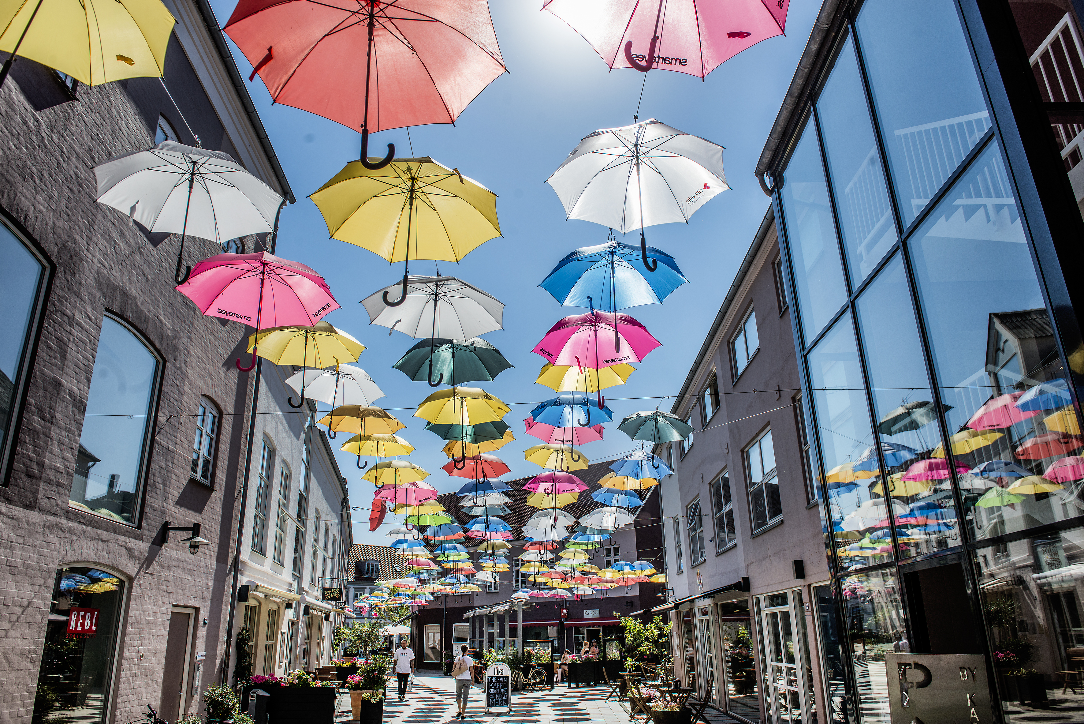Blå himmel med paraplyer i Midtpunktet i Vejle 