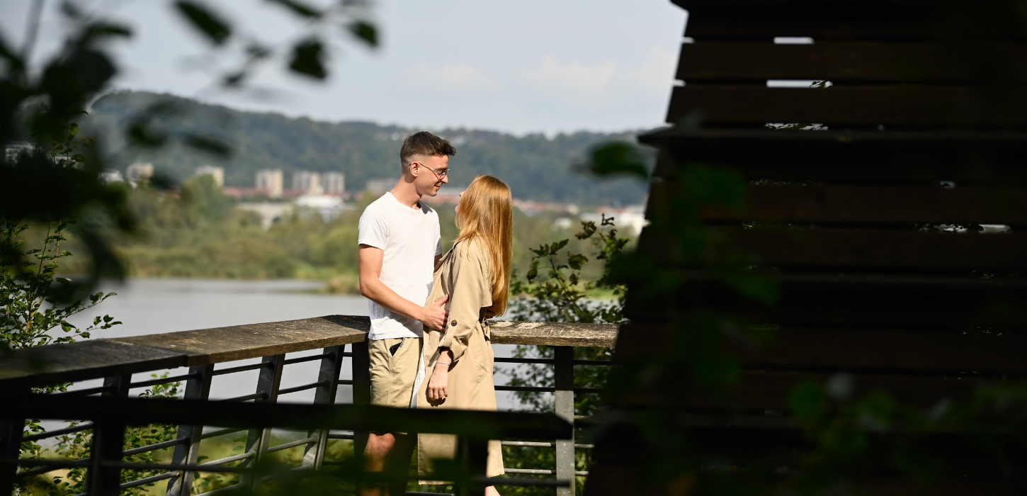 Et par på kærestetur i naturen ved Kongens Kær i Vejle