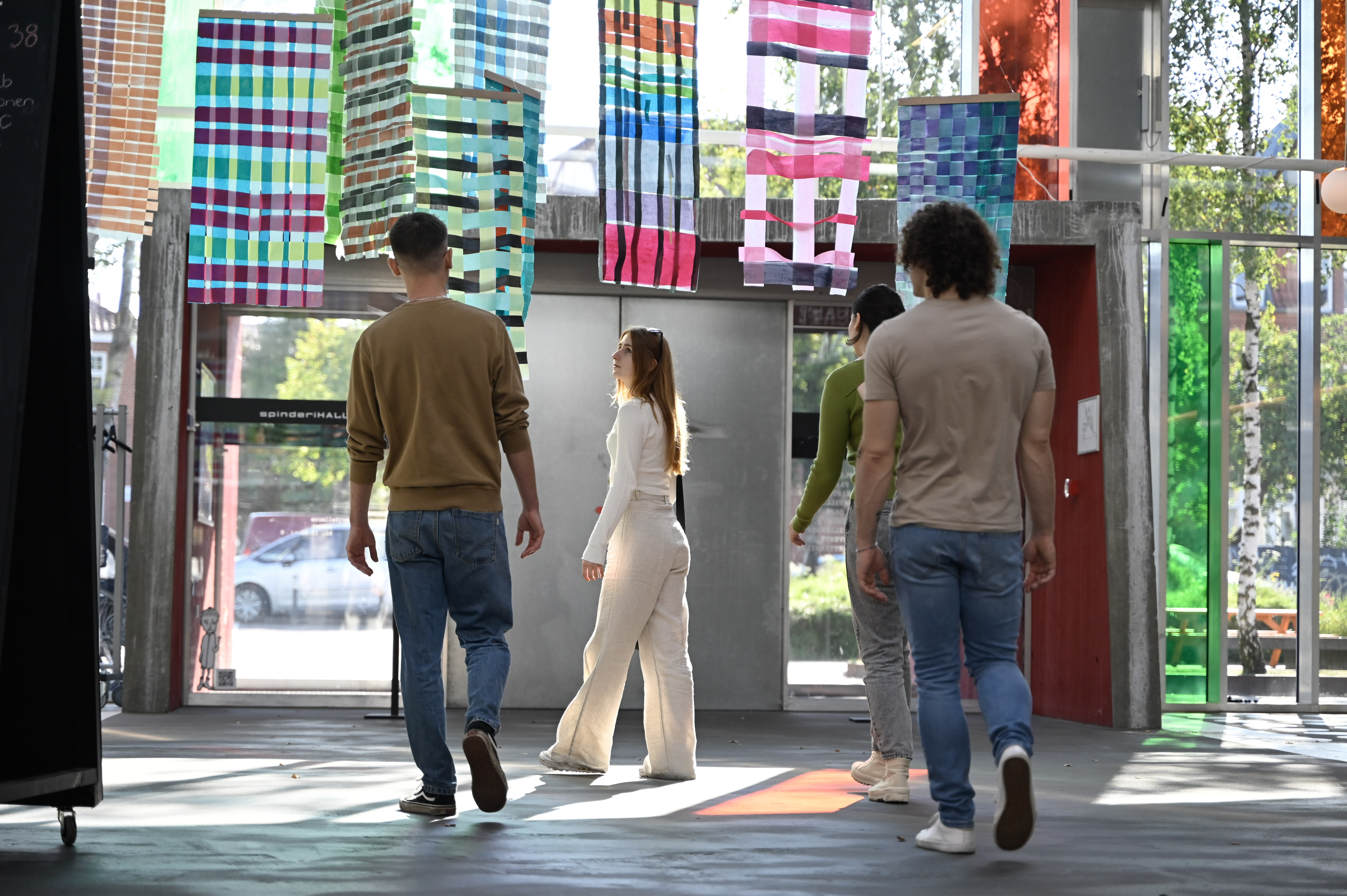 Fire mennesker går rundt i Spinderihallerne i Vejle 