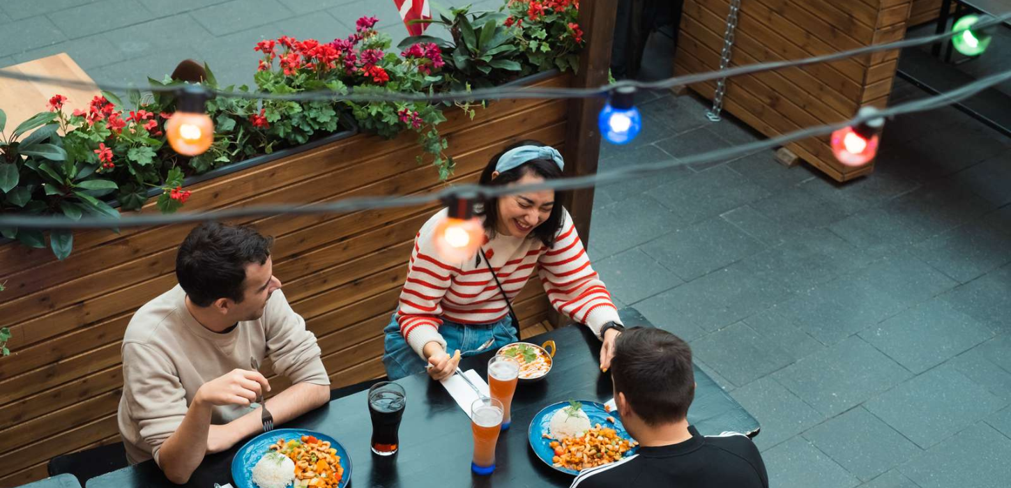 Venner der spiser ved Paladspassagen Social Dining