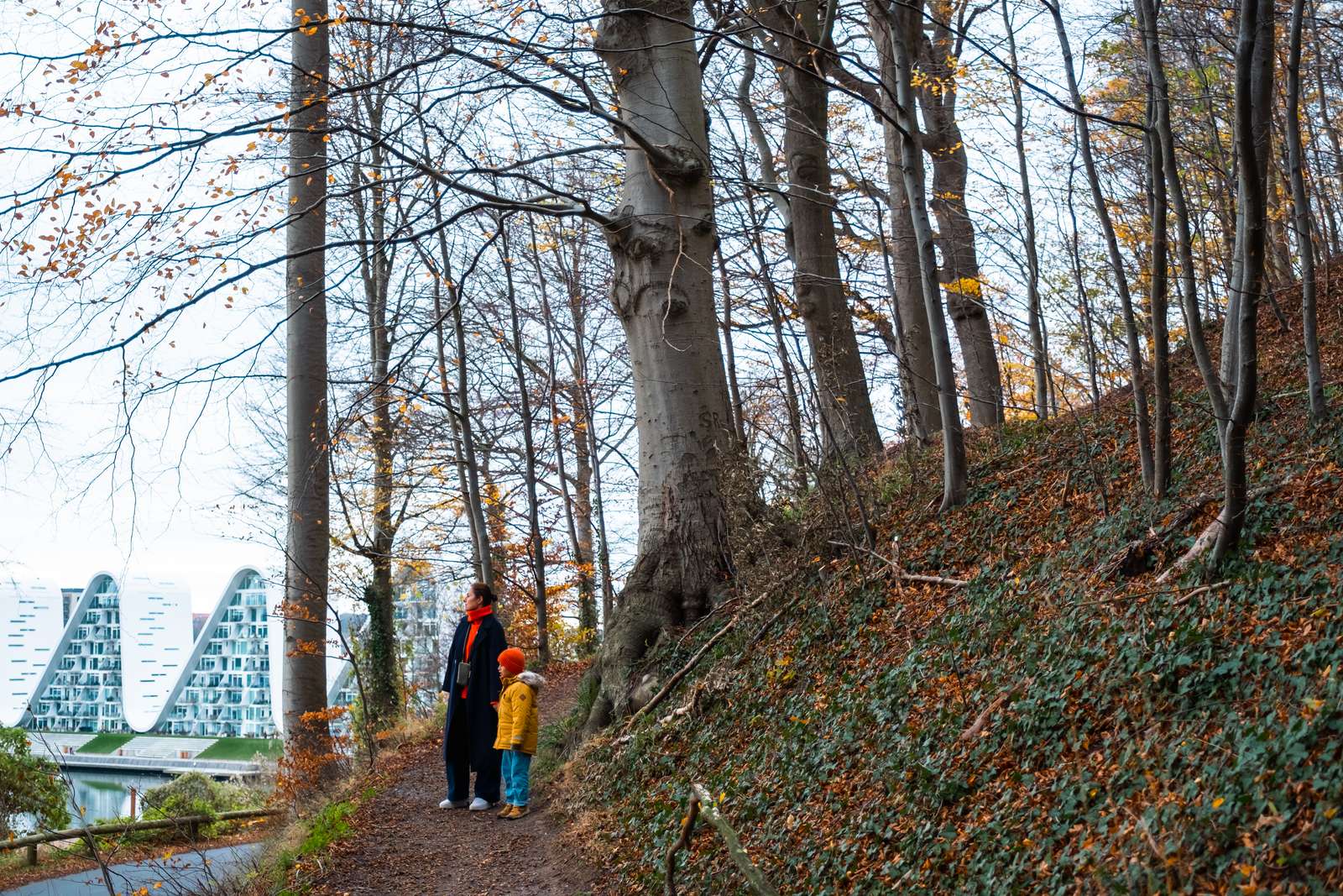 Mother and child on a walk in Nørreskoven in Vejle with a view to Bølgen (the Wave)