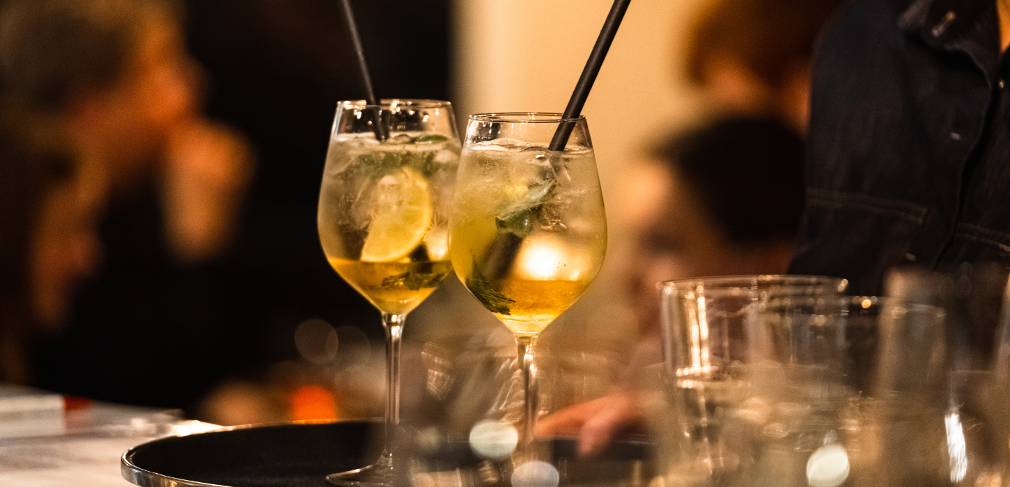 Et par cocktails bliver serveret