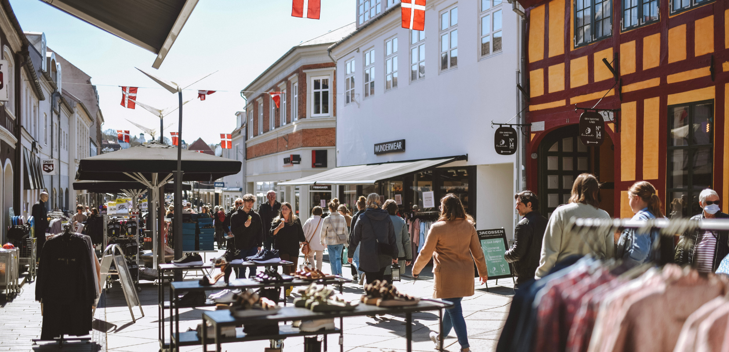 Mennesker på shoppetur i gågaden i Vejle