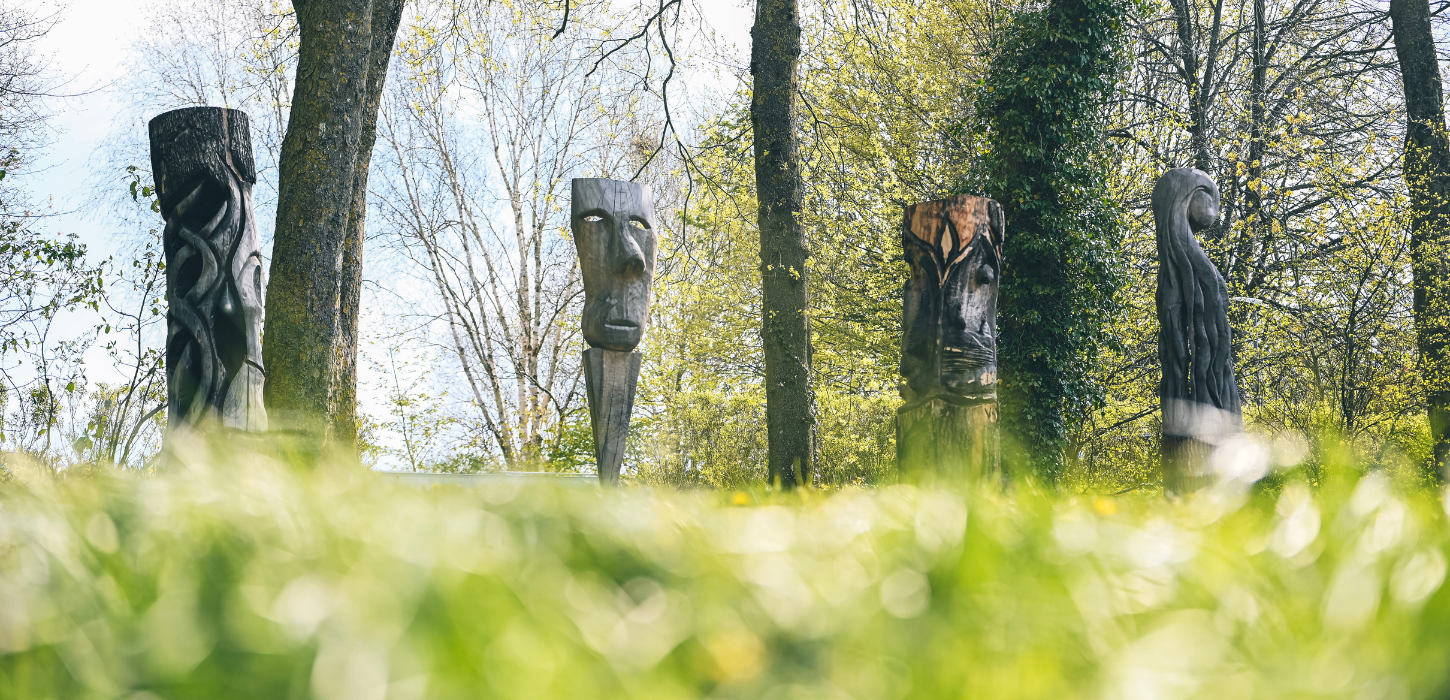 Kunst in der Natur in der Skulpturenstadt Give