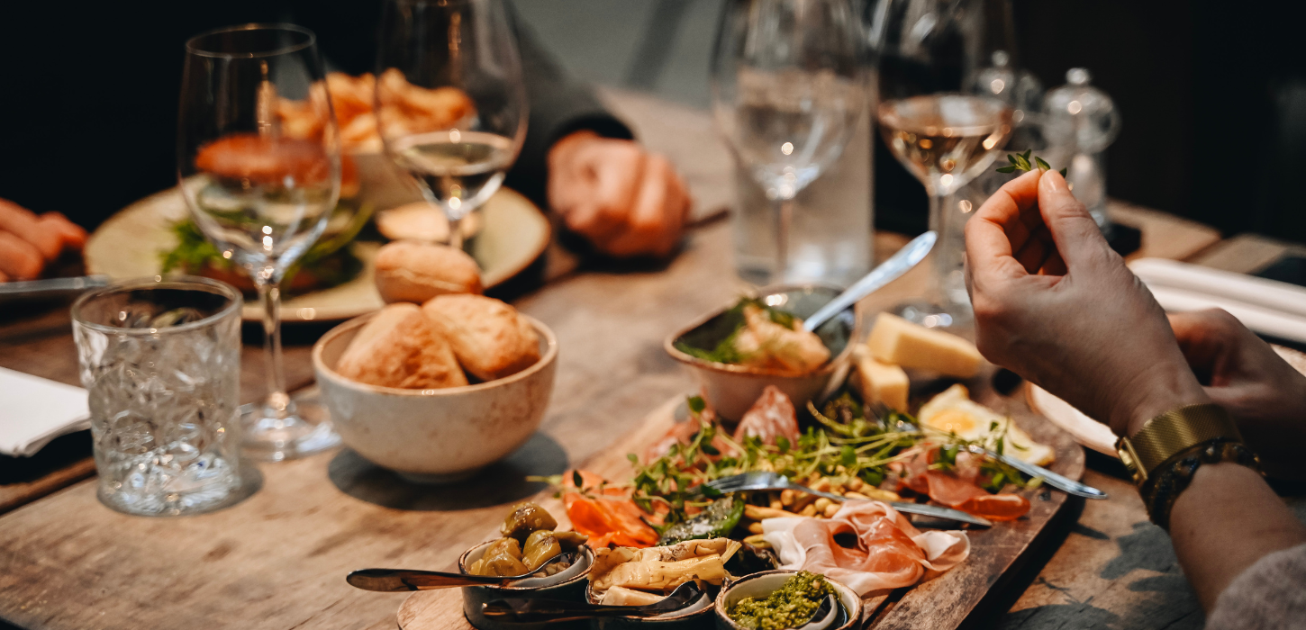 Par på romantisk date i Torvehallerne med tapas og vin