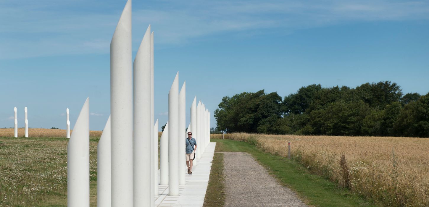 Person går tur ved palisaden ved Kongernes Jelling