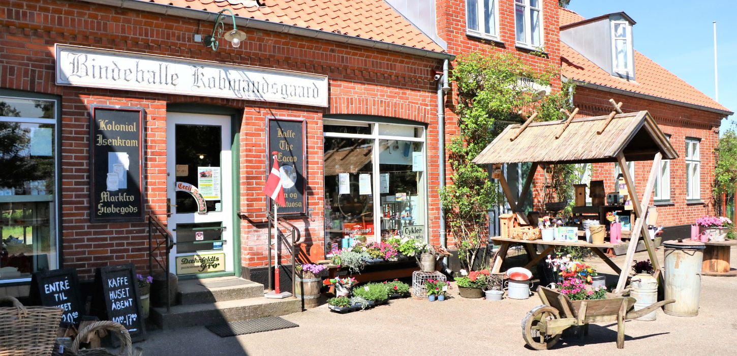 Bindeballe Købmandsgård set udefra en sommerdag