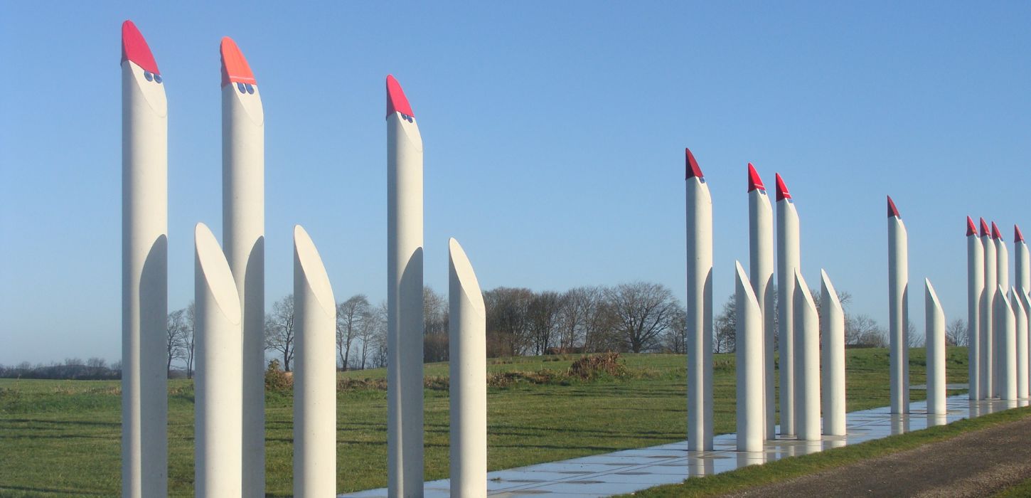 Palisaden ved Kongernes Jelling med nissehuer på