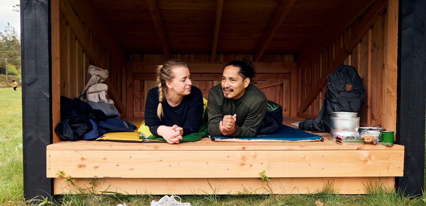 Two people are in a shelter along Hærvejen