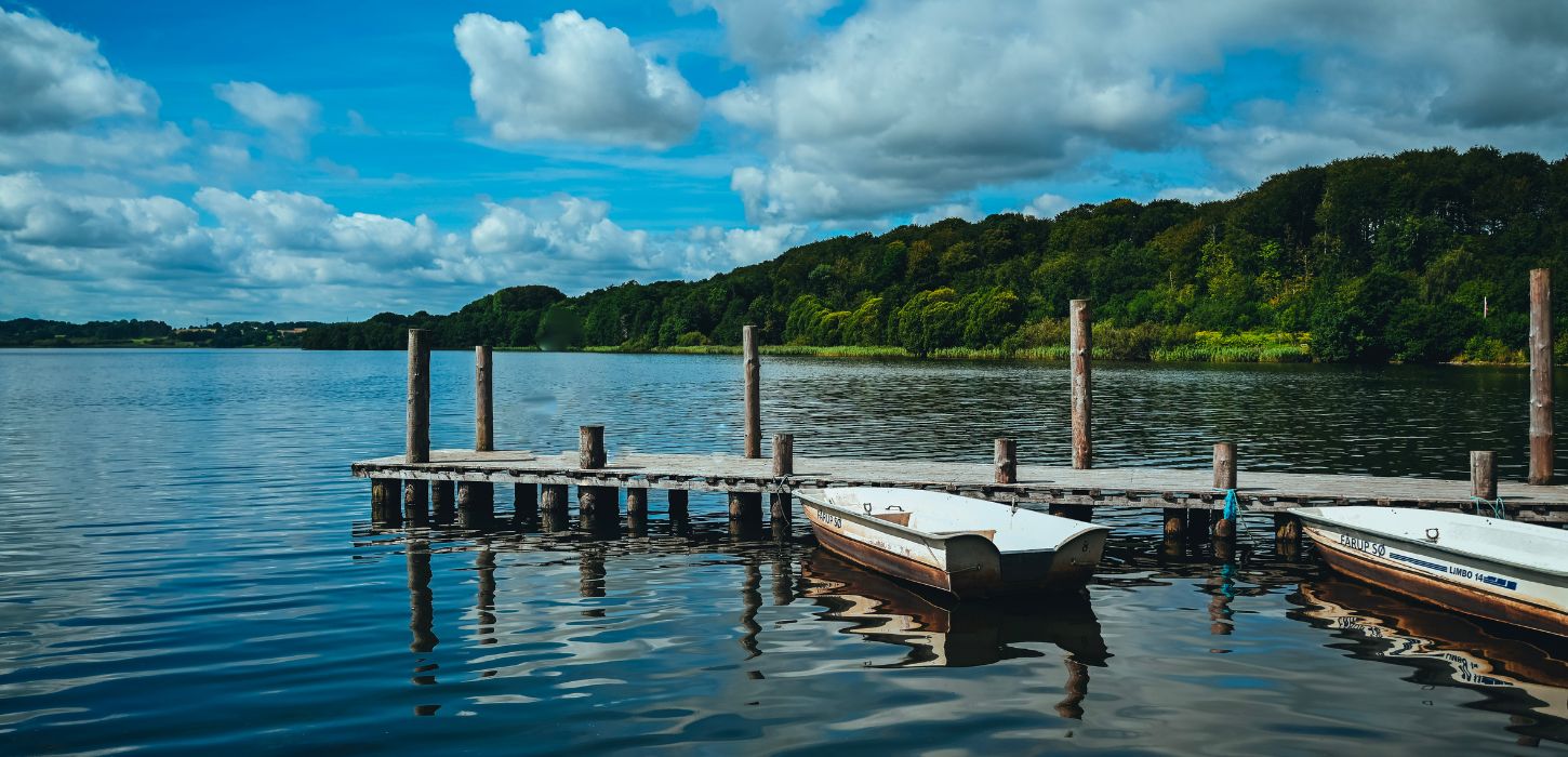 Både i vandet ved Fårup Sø i august