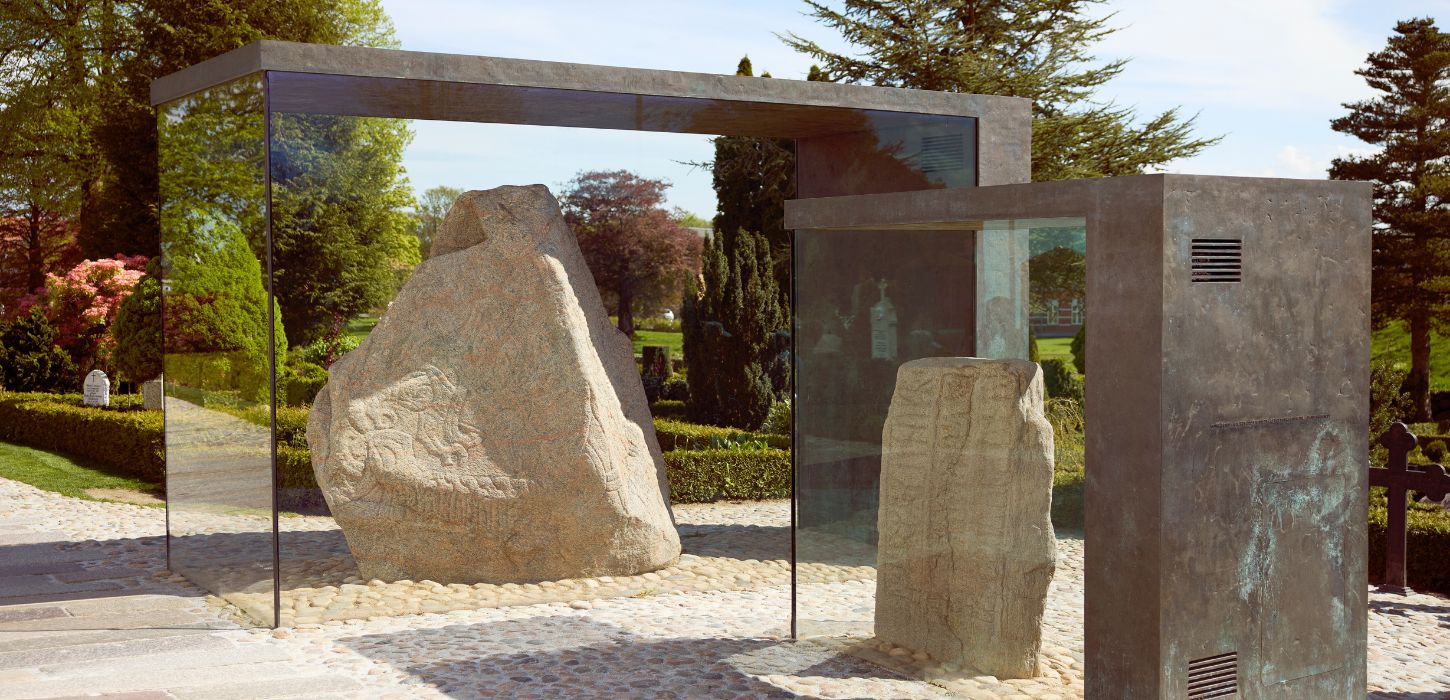 De to runesten i Jelling, der er med på UNESCOs Verdensarvsliste