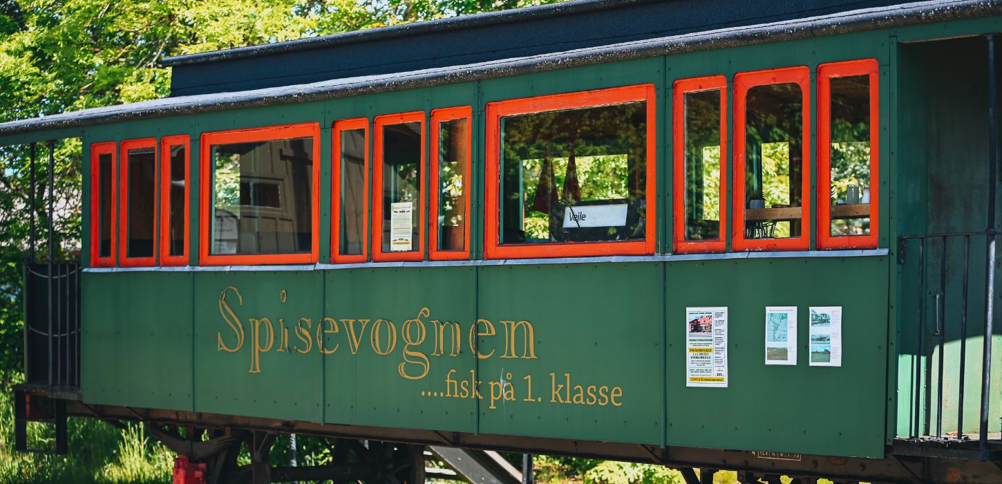 Gammel togvogn ved Bindeballe Station på Bindeballestien