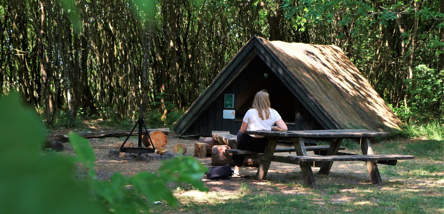 Person on a shelter trip at Naturrum Kirstinelyst at Randbøl Hede
