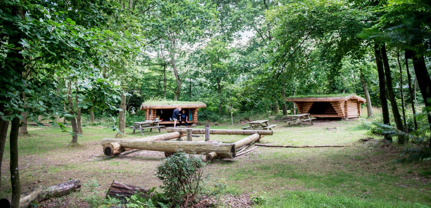 Two people on a shelter trip at Bindeballe Købmandsgård
