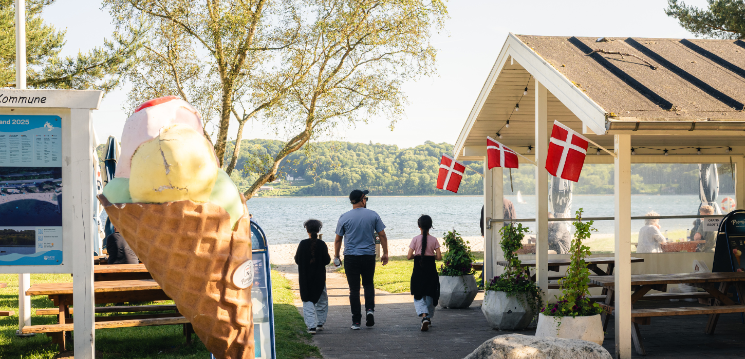 Ishuset ved Albuen Strand på en sommerdag