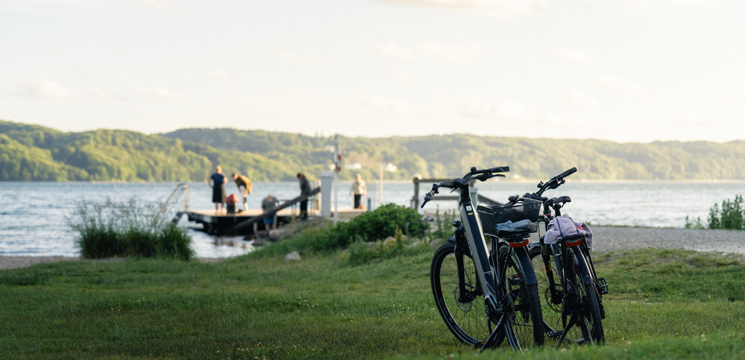 Cykler parkeret ved Tirsbæk Strand