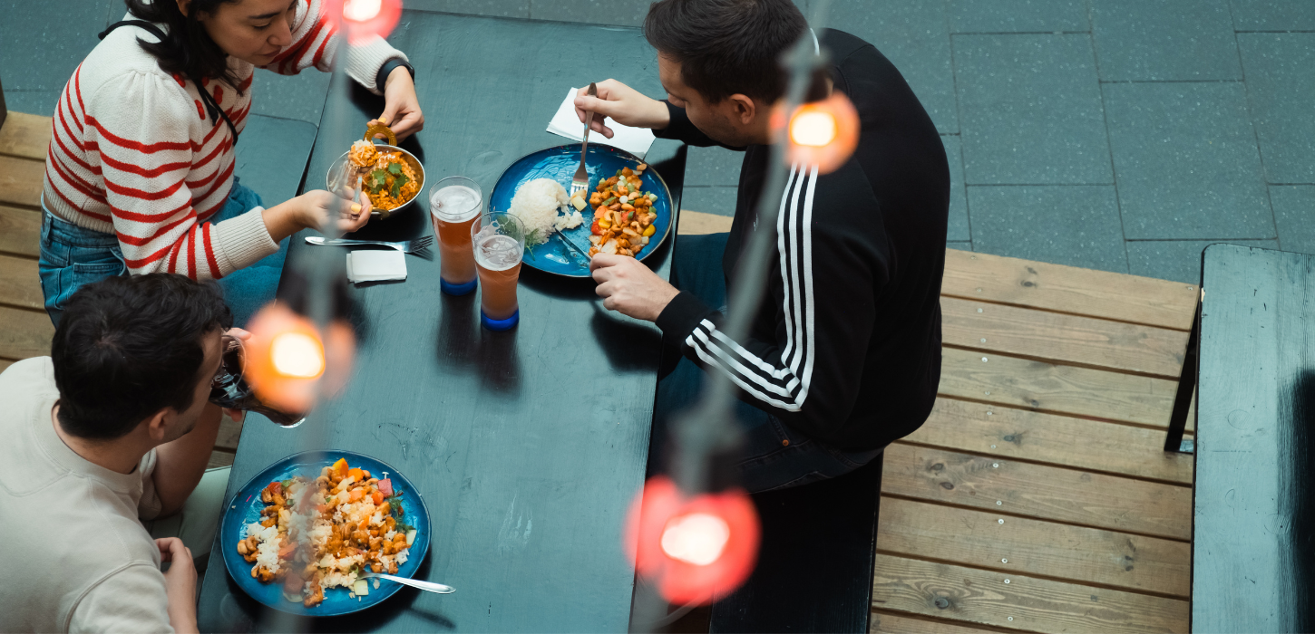 Venner spiser mad sammen i Paladspassagen Social Dining