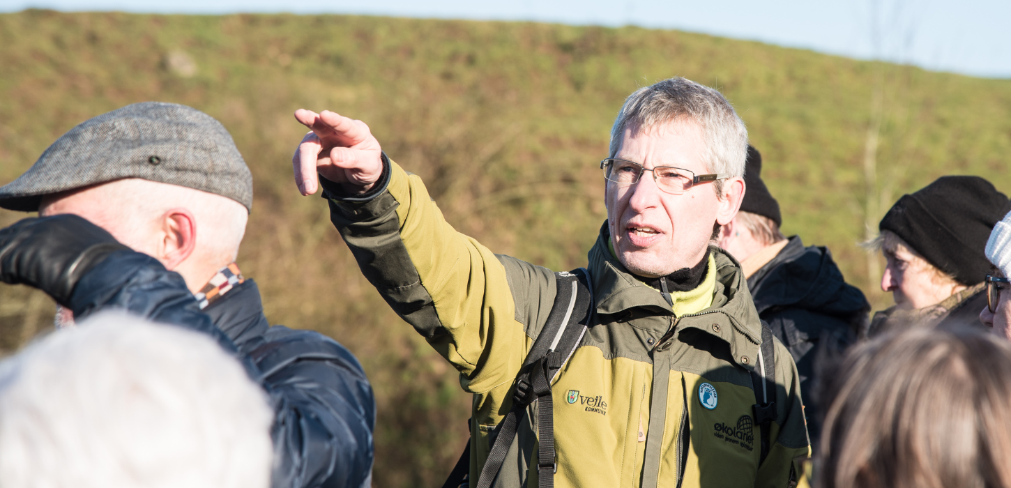 Finn fra Økolariet fortæller på en tur.