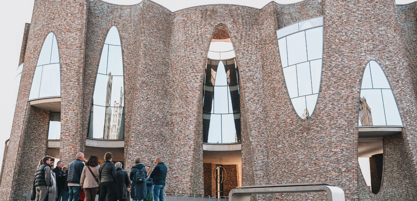Group tour in front of Fjordenhus