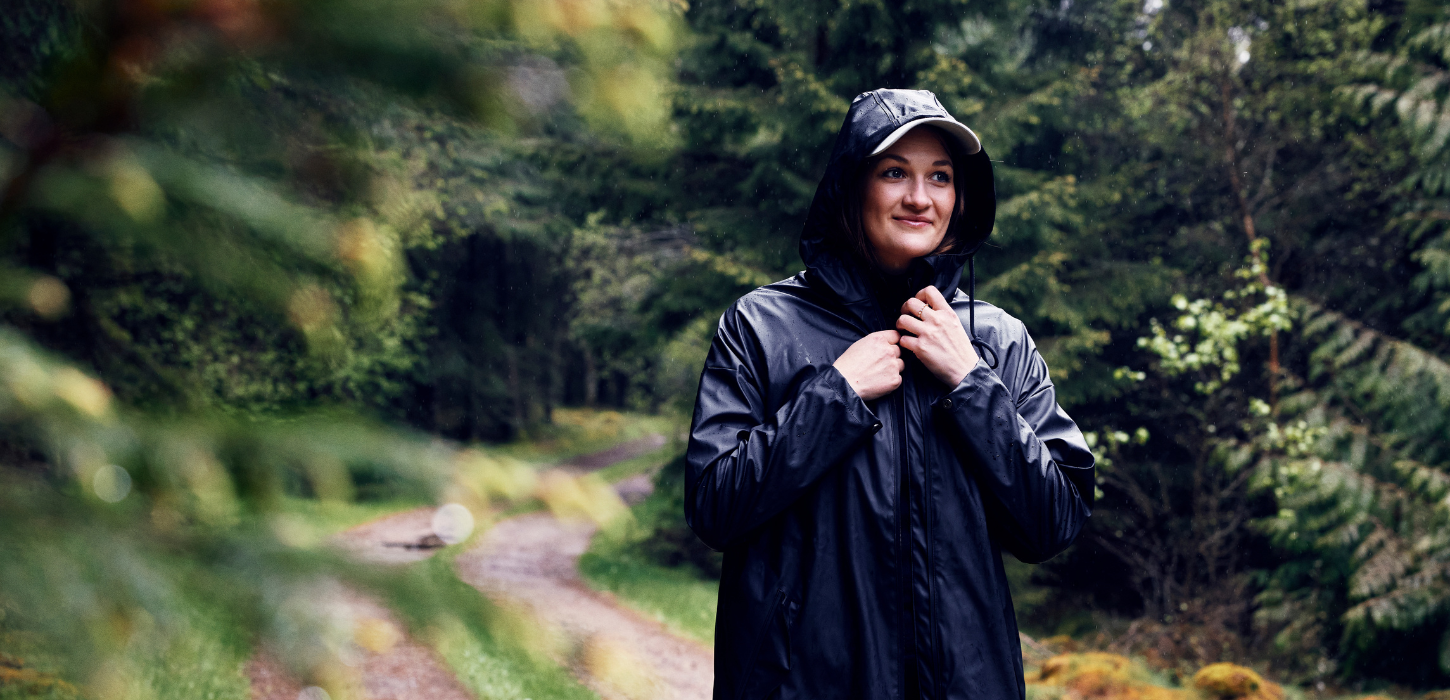 Kvinde går på Hærvejen i regnvejr