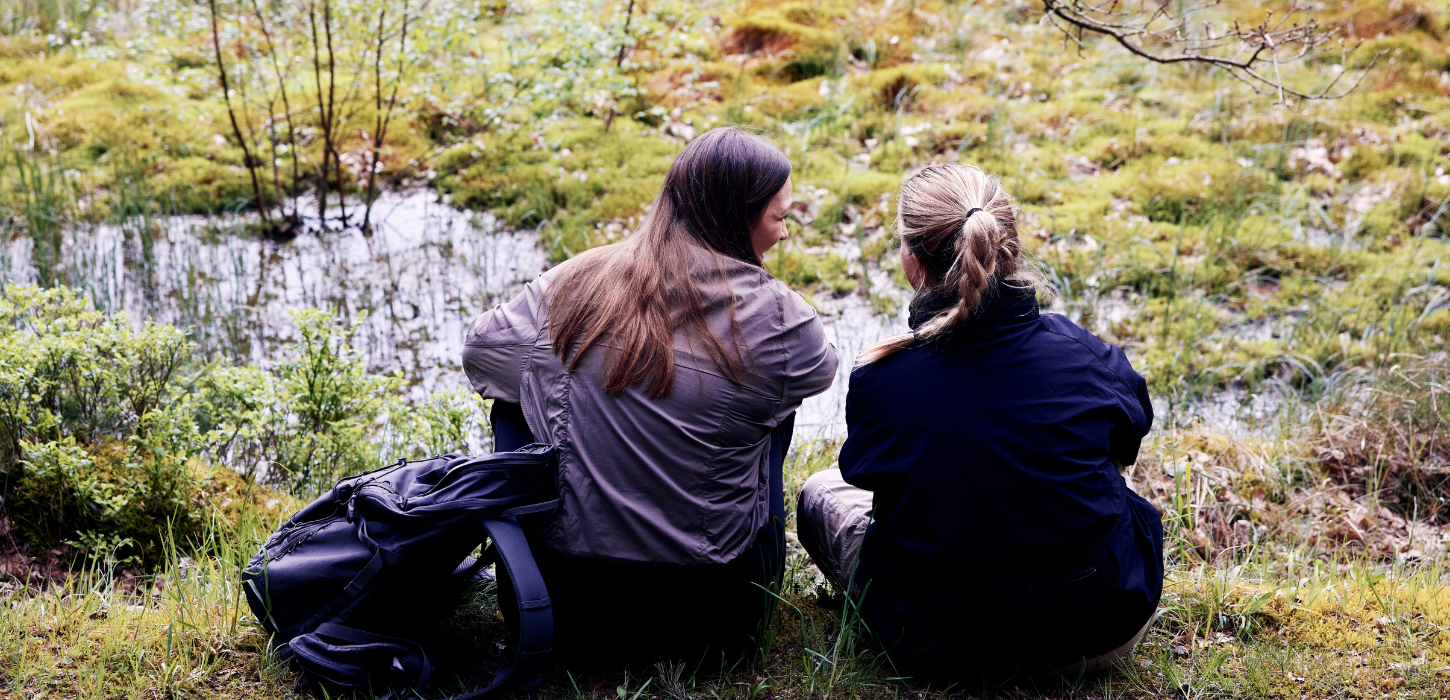 Piger holder pause ved vådt område på Hærvejen