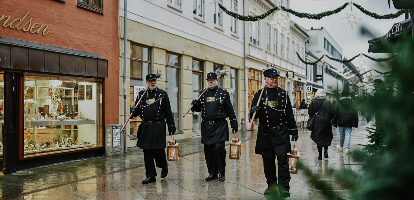 Vejles vægtere går i gågaden i december 2023