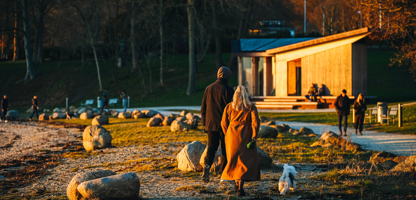 Paar bei einem Spaziergang im Skyttehushaven am Vejle Fjord an einem Frühlingstag