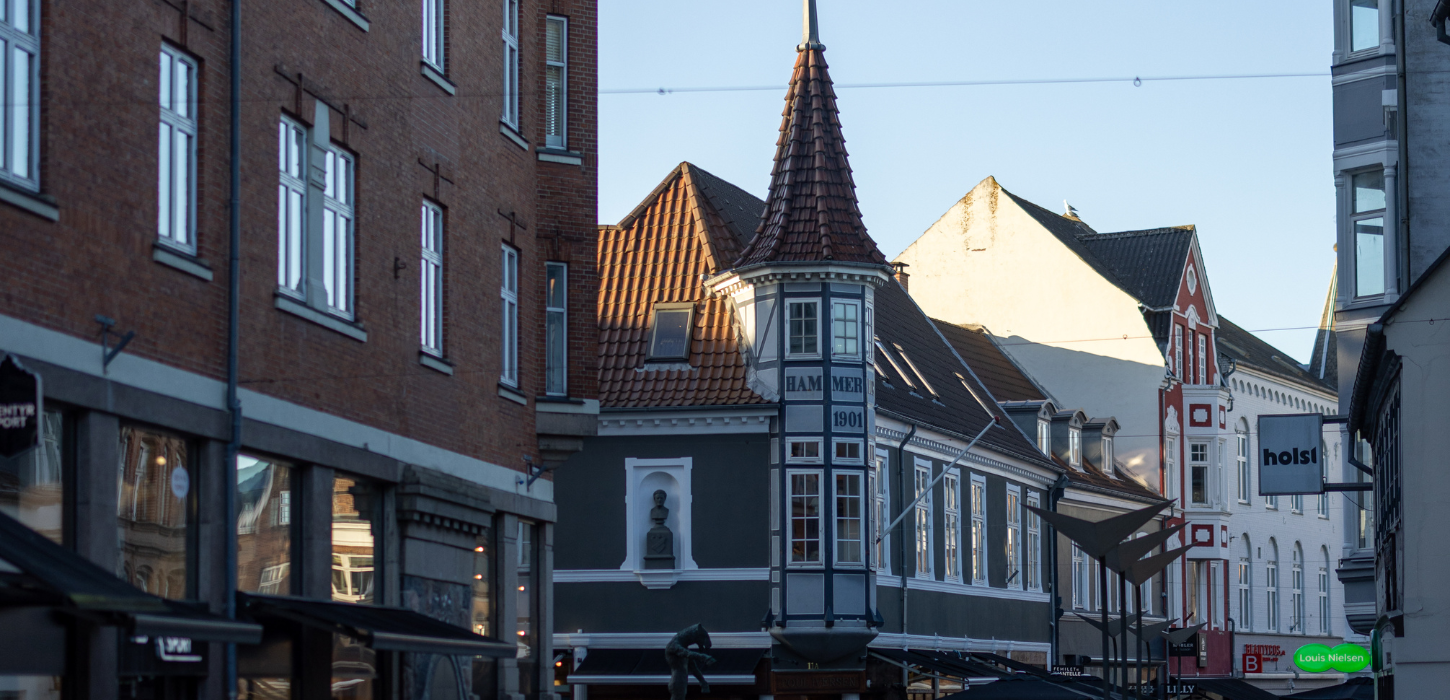 Sol over gågaden i Vejle med gamle bytage