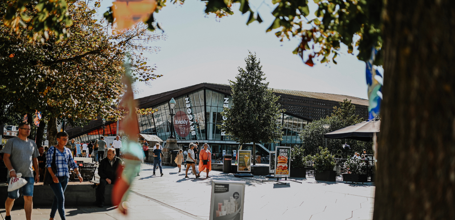 Mennesker i gågaden i Vejle foran shoppingcenteret Bryggen til Kulturnat By Night
